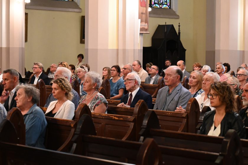 Widok ogólny na wiernych zgromadzonych w kościele – uczestnicy nabożeństwa jubileuszowego Bonifratrów wypełniają ławki świątyni