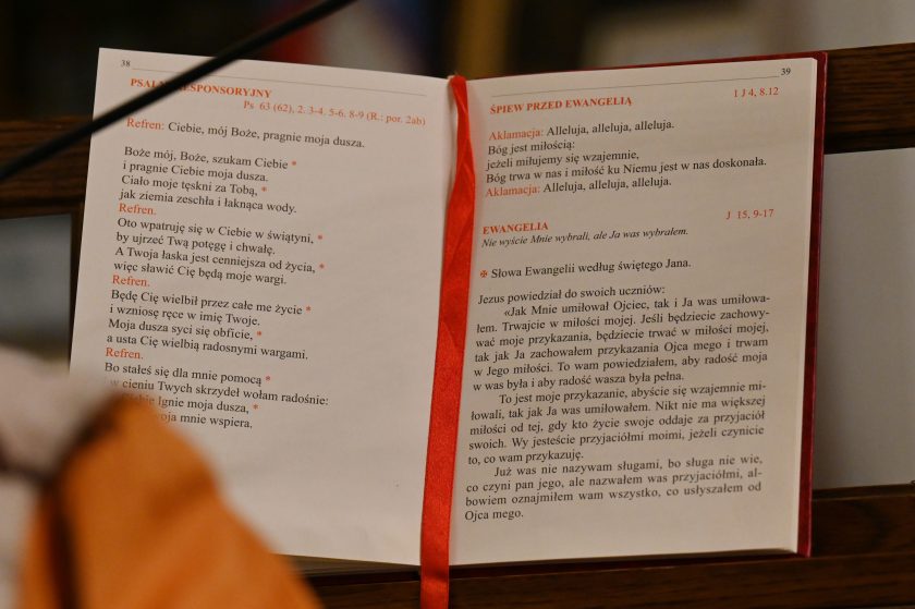 Zbliżenie na otwarty mszał z tekstami psalmu responsoryjnego i Ewangelii odczytywanej podczas liturgii jubileuszowej