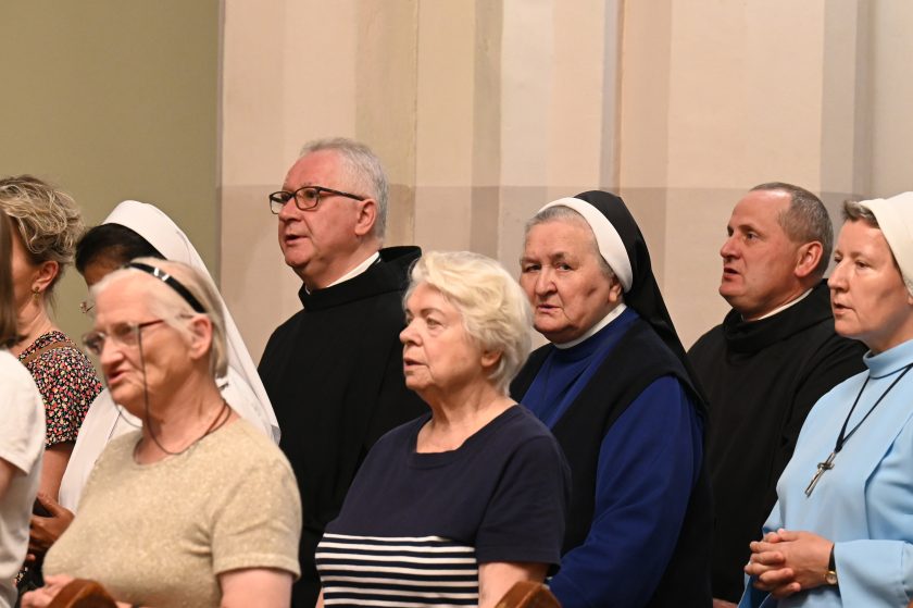 Siostry zakonne, zakonnicy i świeccy wspólnie modlą się w kościele podczas uroczystości jubileuszowych