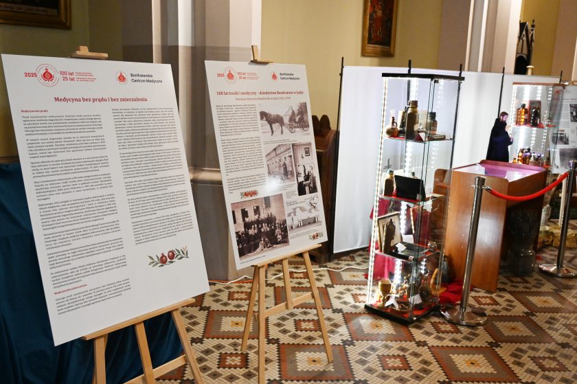 Tablice wystawowe z opisami historii Bonifratrów oraz szklane gabloty z pamiątkami podczas jubileuszowej ekspozycji