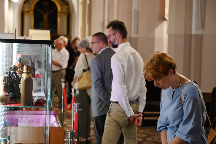 Uczestnicy wydarzenia oglądają jubileuszową wystawę w kościele – w gablotach eksponaty związane z historią i działalnością Bonifratrów