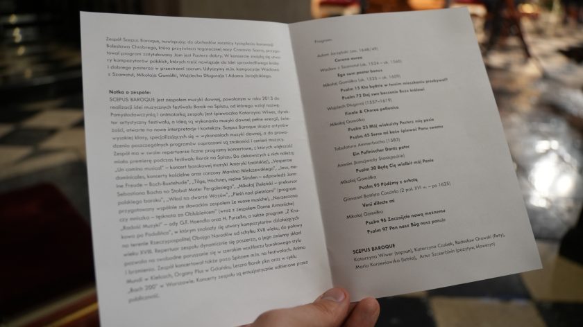 Zbliżenie na program koncertu zespołu Scepus Baroque. Na karcie widoczne są informacje o zespole, kompozytorach i wykonywanych utworach – m.in. dzieła Mikołaja Gomółki, Wojciecha Długoraja czy Adama Jarzębskiego