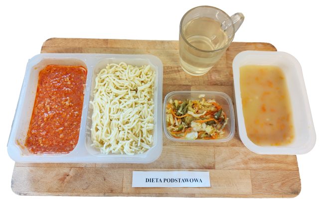 Makaron z sosem bolońskim, surówka z kapusty pekińskiej i marchewki, zupa jarzynowa oraz kubek kompotu. Posiłek w ramach diety podstawowej