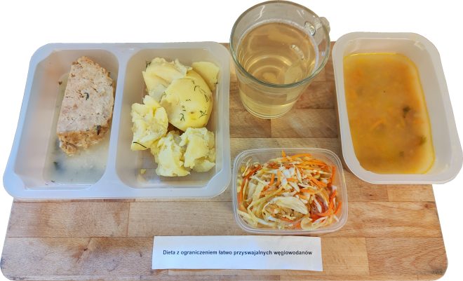 Obiad – dieta z ograniczeniem łatwo przyswajalnych węglowodanów: Porcja gotowanych ziemniaków z koperkiem, kawałek pieczeni w sosie, surówka z kapusty i marchewki, zupa jarzynowa oraz szklanka jasnego napoju