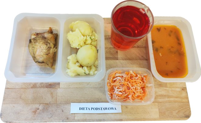 Porcja pieczonego mięsa z ziemniakami, surówką z marchwi i białej kapusty, zupą pomidorową oraz czerwonym kompotem. Podpis: „Dieta podstawowa”