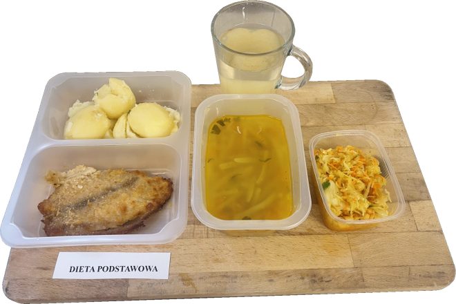 Zestaw obiadowy w diecie podstawowej: ziemniaki gotowane w całości, panierowany filet rybny, surówka z kapusty z marchewką, zupa jarzynowa z fasolką szparagową oraz kompot w szklanym kubku
