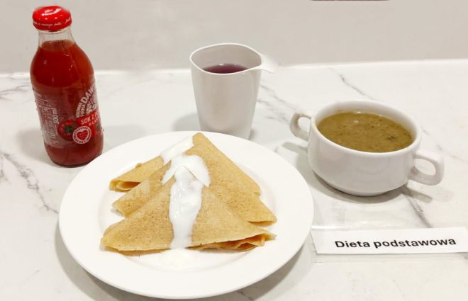 Obiad – dieta podstawowa: Trzy naleśniki polane jogurtem naturalnym, zupa krem pieczarkowa, szklanka kompotu oraz butelka soku jabłkowo-wiśniowego