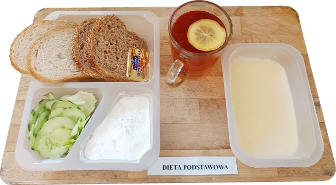 Śniadanie – dieta podstawowa: Kromki chleba jasnego i razowego, masło, sałatka z ogórka zielonego i liścia sałaty, sos jogurtowy, herbata z cytryną oraz porcji ogórka zielonego