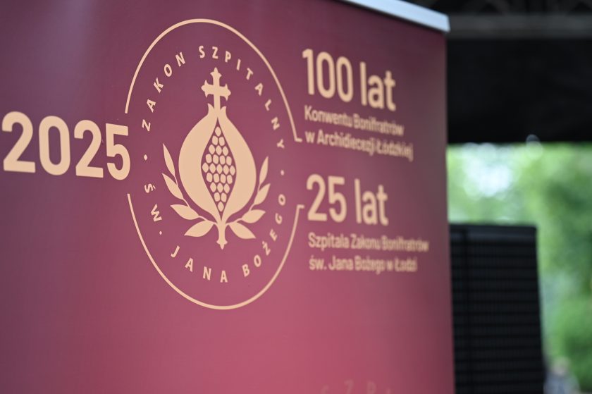 Baner z logo Zakonu Szpitalnego św. Jana Bożego i napisem: „2025 – 100 lat Konwentu Bonifratrów w Archidiecezji Łódzkiej, 25 lat Szpitala Zakonu Bonifratrów św. Jana Bożego w Łodzi”
