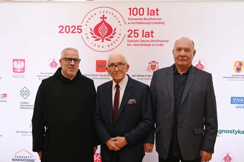 Zakonnik Bonifratrów w towarzystwie dwóch starszych mężczyzn w garniturach podczas uroczystości jubileuszowej.