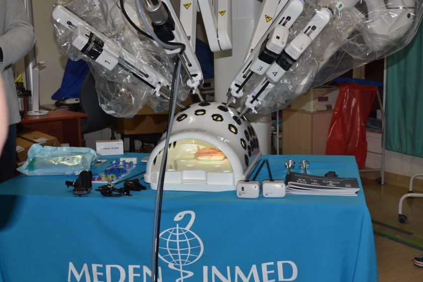 Zbliżenie na ramiona robota chirurgicznego pracujące na modelu treningowym w trakcie prezentacji sprzętu