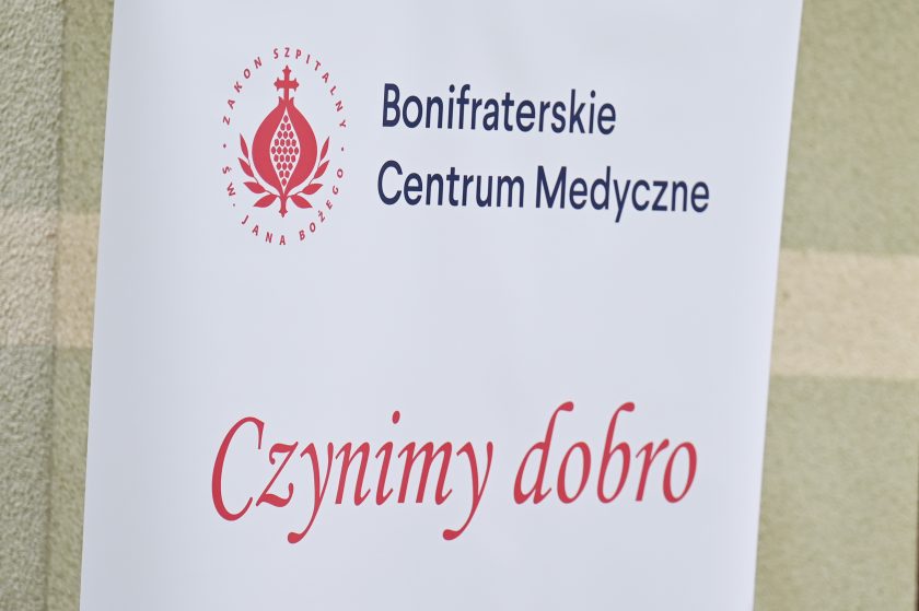 Baner z logo Zakonu Szpitalnego św. Jana Bożego oraz napisem „Bonifraterskie Centrum Medyczne – Czynimy dobro”