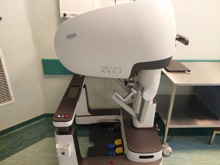 Konsola operatorska robota chirurgicznego, przy której chirurg steruje ramionami podczas zabiegu