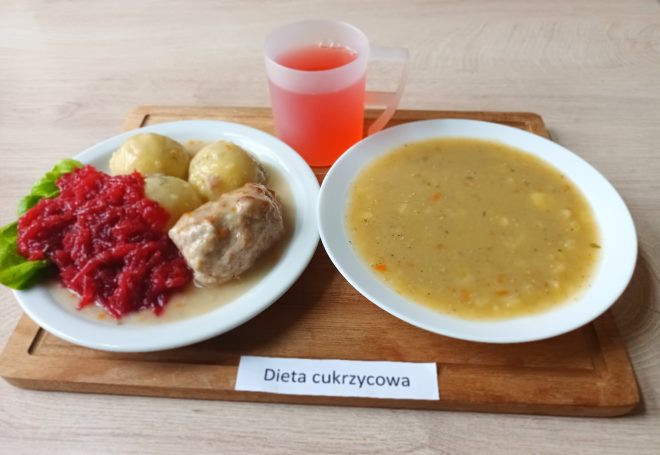 „Zestaw obiadowy w diecie cukrzycowej: zupa jarzynowa, ziemniaki z roladą mięsną w sosie, buraczki i napój owocowy