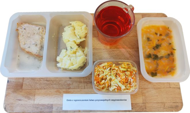 Zestaw obiadowy w diecie z ograniczeniem łatwo przyswajalnych węglowodanów: porcja mięsa mielonego w sosie koperkowym, ziemniaki puree, surówka z kapusty i marchewki, zupa jarzynowa oraz kompot o czerwonej barwie