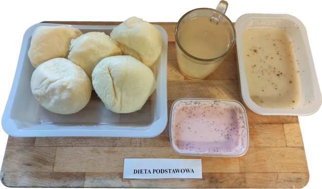 Zestaw obiadowy w diecie podstawowej: kluski na parze, zupa krem, jogurt owocowy i szklanka herbaty