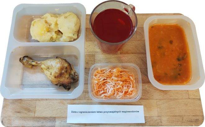 Zestaw obiadowy: pieczone udko z kurczaka, ziemniaki puree, surówka z marchwi i selera, czerwony kompot oraz zupa pomidorowa