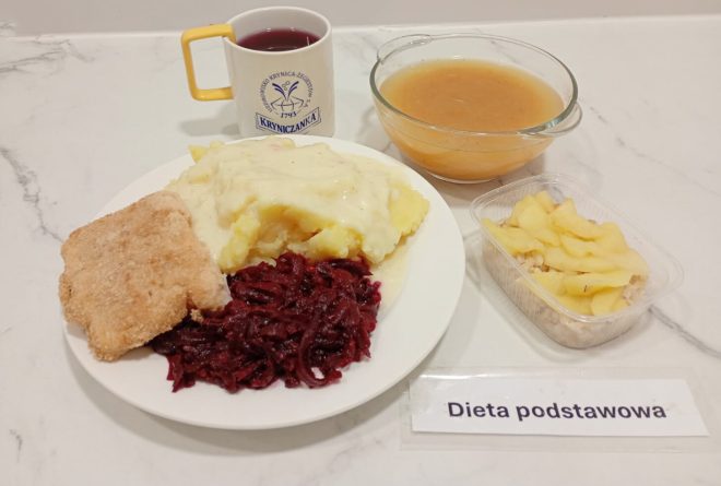 Obiad w diecie podstawowej: filet rybny panierowany, puree ziemniaczane z sosem, buraczki tarte. Do tego miseczka zupy jarzynowej, deser – kasza jęczmienna z duszonym jabłkiem oraz kubek z kompotem