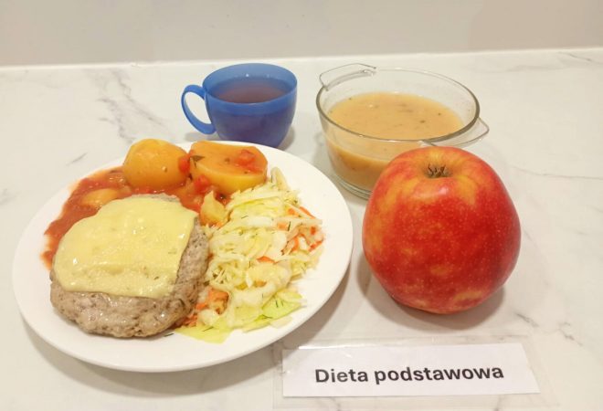 Obiad: kotlet mielony zapiekany z serem, ziemniaki w sosie pomidorowym z warzywami, surówka z kapusty, zupa jarzynowa, jabłko i kubek kompotu