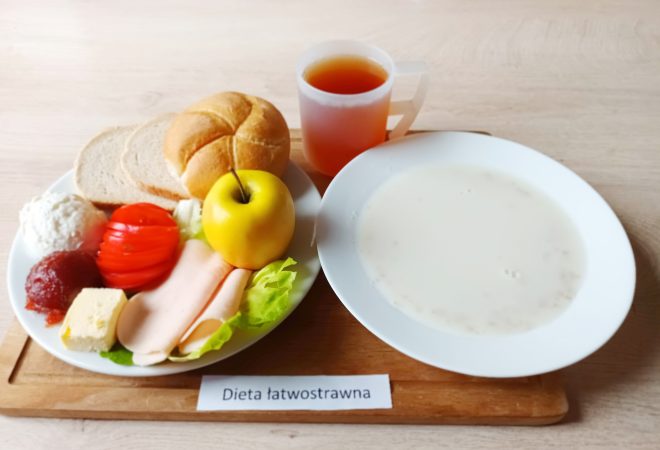 Śniadanie w diecie łatwostrawnej: zupa mleczna, pieczywo jasne z dodatkami, plasterki pomidora, wędlina drobiowa, twarożek, jabłko i herbata