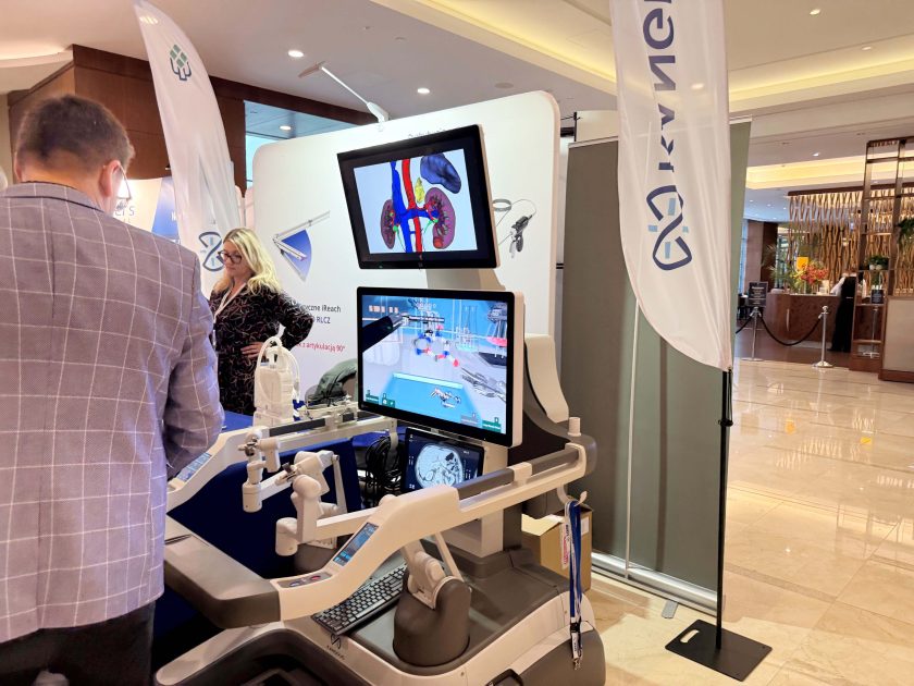 Stanowisko pokazowe z symulatorem i robotem chirurgicznym. Uczestnik testuje system operacyjny z wizualizacją zabiegu na ekranie