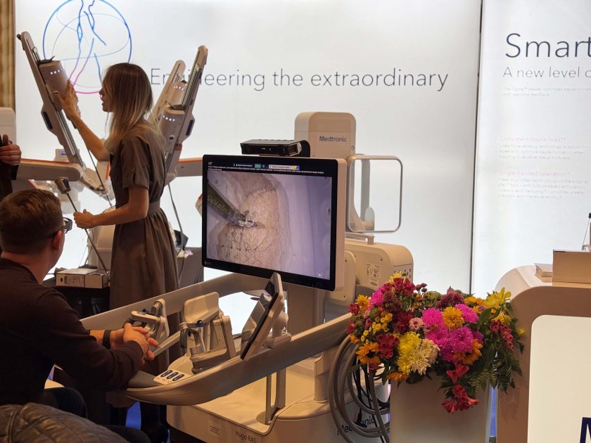 Pokaz systemu Hugo RAS firmy Medtronic – uczestnicy Kongresu testują sterowanie robotem chirurgicznym przy użyciu panelu operatorskiego i monitora