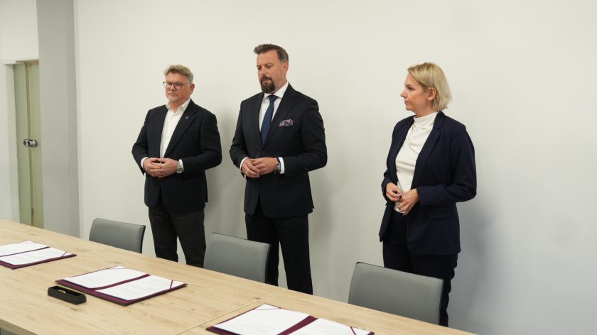Przedstawiciele stron biorą udział w oficjalnym rozpoczęciu uroczystości poprzedzającej podpisanie listu intencyjnego