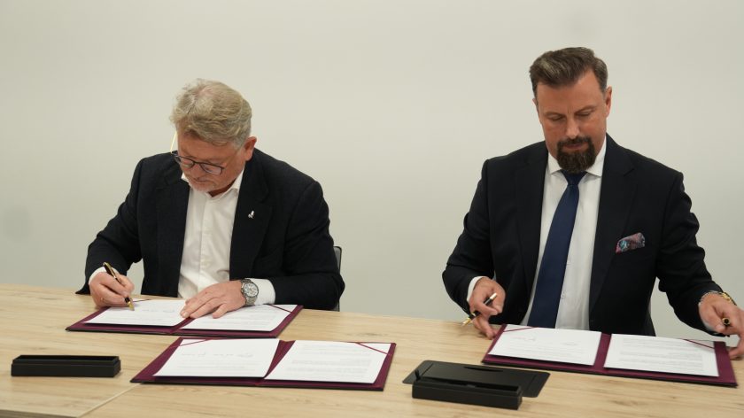 Przedstawiciele Miasta Siemianowice Śląskie oraz Bonifraterskiego Centrum Medycznego podpisują list intencyjny dotyczący współpracy w zakresie rozwoju usług medycznych i opiekuńczych