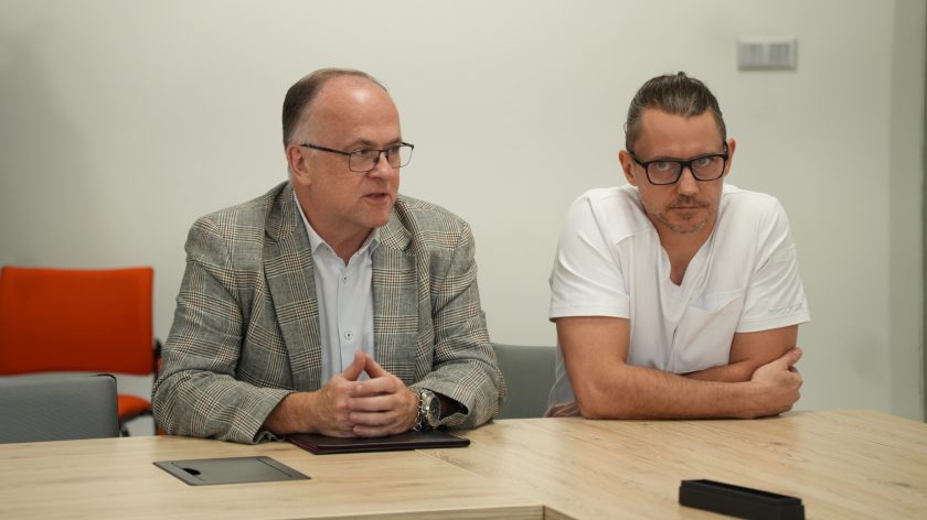 Uczestnicy spotkania w trakcie dyskusji dotyczącej planowanej współpracy Bonifraterskiego Centrum Medycznego z Miastem Siemianowice Śląskie