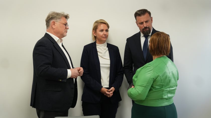 Przedstawiciele stron wymieniają uwagi i gratulacje po podpisaniu listu intencyjnego