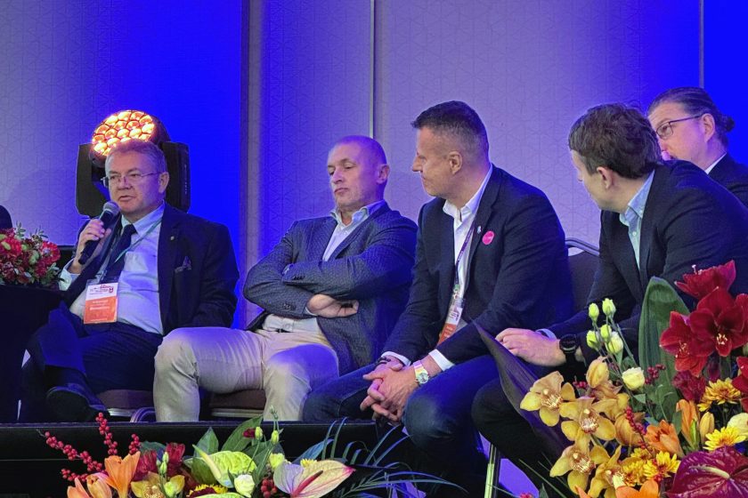 Dyskusja ekspertów podczas Sesji Młodych Chirurgów. Jeden z panelistów zabiera głos, omawiając wyzwania w kształceniu przyszłych specjalistów