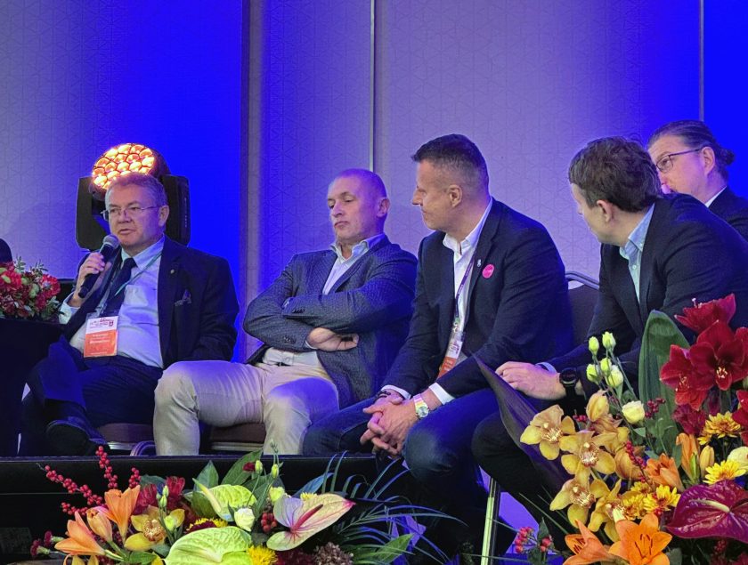 Dyskusja ekspertów podczas Sesji Młodych Chirurgów. Jeden z panelistów zabiera głos, omawiając wyzwania w kształceniu przyszłych specjalistów