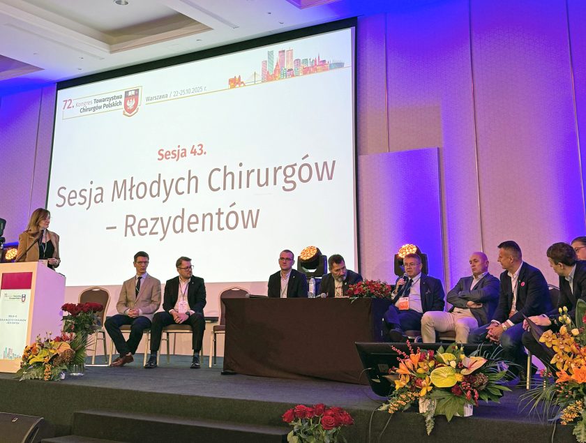 Panel dyskusyjny podczas 72. Kongresu Towarzystwa Chirurgów Polskich w Warszawie. Na scenie trwa Sesja Młodych Chirurgów – Rezydentów, w której uczestniczą lekarze i eksperci z różnych ośrodków
