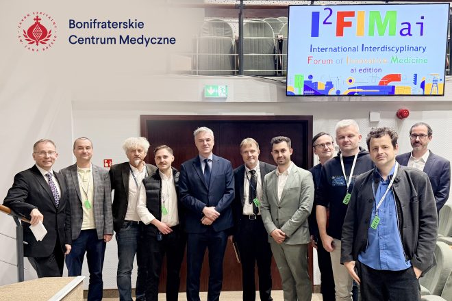 Grupa uczestników konferencji International Interdisciplinary Forum of Innovative Medicine (I²FIM ai edition) pozuje wspólnie do zdjęcia w sali konferencyjnej. Na ekranie w tle widoczne jest logo wydarzenia. Po lewej stronie znajduje się logotyp Bonifraterskiego Centrum Medycznego.