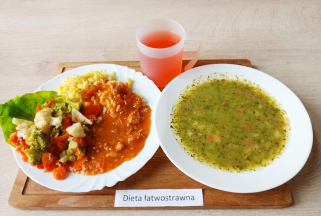 Obiad w wersji łatwostrawnej – zupa brokułowa, gotowane warzywa, makaron i delikatny gulasz drobiowy w łagodnym sosie pomidorowym. Do picia kompot owocowy. To połączenie smaku, lekkości i wartości odżywczych, które sprzyja regeneracji organizmu