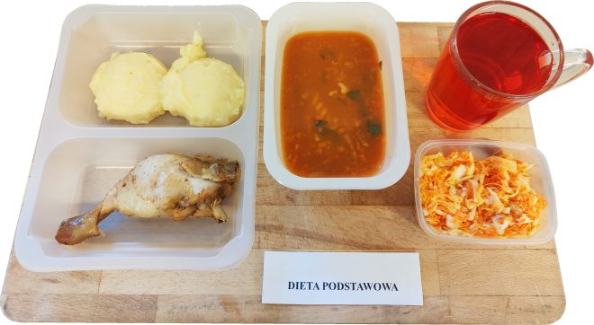 Obiad w diecie podstawowej. Na tacy pojemniki z ziemniaczanym purée, duszoną ćwiartką kurczaka, zupą pomidorową, surówką z marchwi i kapusty oraz napojem owocowym