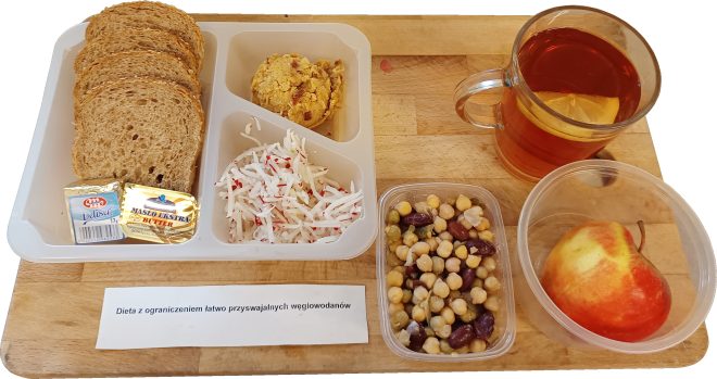 Śniadanie dla osób z ograniczeniem węglowodanów: pieczywo żytnie, masło, ser topiony, pasta z ciecierzycy, surówka z białej rzodkwi i papryki oraz sałatka z roślin strączkowych. Na deser jabłko i herbata z cytryną. Posiłek bogaty w błonnik i białko, wspierający utrzymanie prawidłowego poziomu cukru we krwi