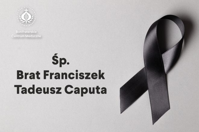 Grafika kondolencyjna Bonifraterskiego Centrum Medycznego. Po lewej stronie na jasnoszarym tle znajduje się logo Zakonu Szpitalnego św. Jana Bożego oraz napis: „Śp. Brat Franciszek Tadeusz Caputa”. Po prawej stronie widoczna jest czarna wstążka symbolizująca żałobę