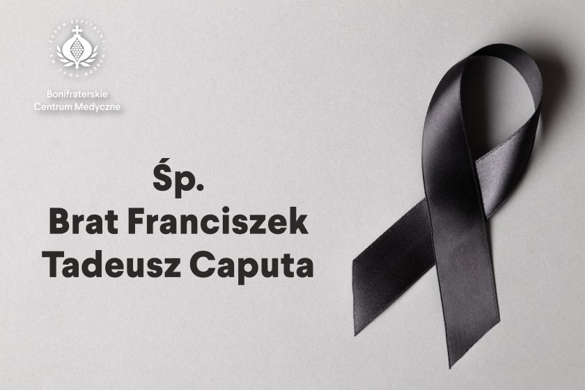 Grafika kondolencyjna Bonifraterskiego Centrum Medycznego. Po lewej stronie na jasnoszarym tle znajduje się logo Zakonu Szpitalnego św. Jana Bożego oraz napis: „Śp. Brat Franciszek Tadeusz Caputa”. Po prawej stronie widoczna jest czarna wstążka symbolizująca żałobę