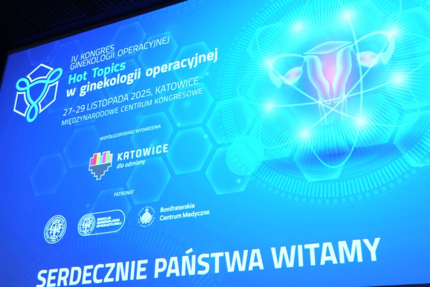 Podświetlony ekran z grafiką IV Kongresu Ginekologii Operacyjnej „Hot Topics w ginekologii operacyjnej”, datą wydarzenia i logotypami partnerów