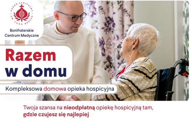 Brat zakonny z Bonifraterskiego Centrum Medycznego siedzi obok starszej kobiety na wózku i trzyma ją za rękę. Na grafice hasło ‘Razem w domu — kompleksowa domowa opieka hospicyjna