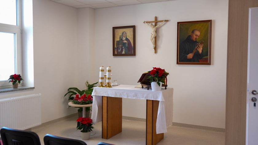 Niewielka, jasna kaplica z ołtarzem nakrytym białym obrusem. Na ołtarzu stoją świece i księga liturgiczna ozdobiona poinsecją. Po bokach wiszą dwa obrazy religijne: świętej z księgą i św. Jana Bożego. Na ścianie pośrodku zawieszony jest krucyfiks. Wnętrze udekorowane jest roślinami i kompozycjami adwentowymi