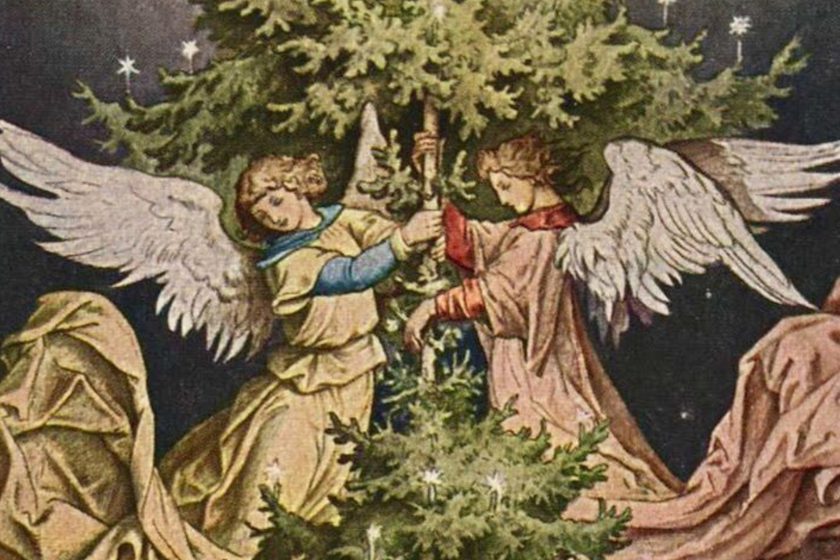 Ilustracja w stylu secesyjnym przedstawiająca dwóch aniołów z rozpostartymi skrzydłami, którzy wspólnie dekorują wysoką choinkę rozświetloną gwiazdami; postacie ubrane są w jasne, długie szaty na tle nocnego nieba