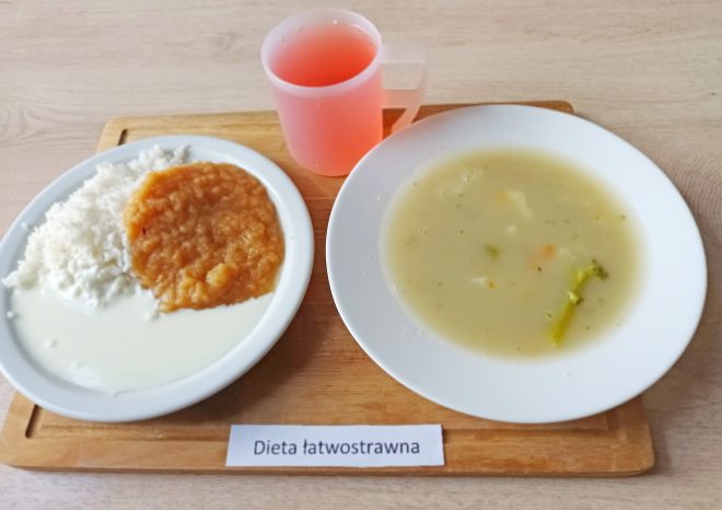 Obiad w diecie łatwostrawnej: talerz z ryżem, musem z gotowanej marchewki i jogurtem lub mlekiem oraz zupa jarzynowa; do tego kompot