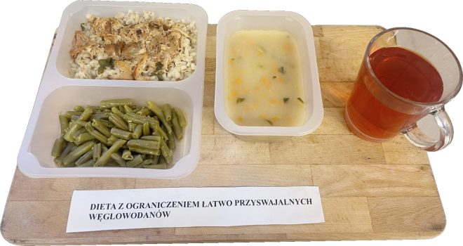 Obiad w diecie z ograniczeniem łatwo przyswajalnych węglowodanów: ryż z mięsem drobiowym, fasolka szparagowa, lekka zupa jarzynowa oraz herbata, podane w jednorazowych pojemnikach
