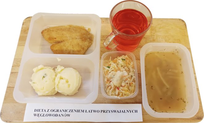 Obiad w diecie z ograniczeniem łatwo przyswajalnych węglowodanów: panierowany filet drobiowy, puree ziemniaczane, surówka z kapusty oraz klarowna zupa. Do posiłku podany napój owocowy