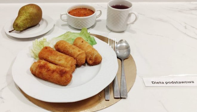 Obiad w diecie podstawowej: krokiety smażone podane na sałacie; obok gruszka, zupa pomidorowa oraz herbata