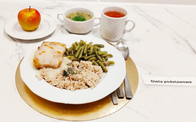 Obiad w diecie podstawowej: filet rybny w sosie, kasza, fasolka szparagowa, zupa, napój oraz jabłko jako deser