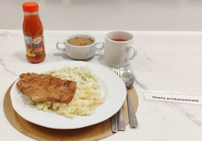 Obiad w diecie podstawowej: kotlet mielony, puree ziemniaczane oraz surówka z białej kapusty; obok zupa, herbata i sok owocowy