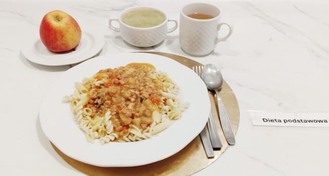 Obiad na diecie podstawowej: makaron z sosem mięsno-warzywnym, zupa krem, herbata oraz jabłko